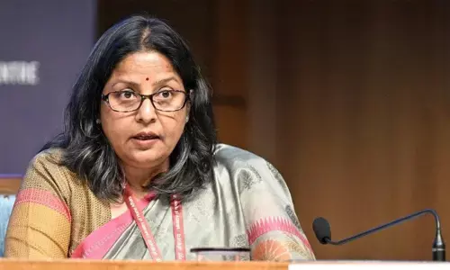 പെട്രോളിന്റെയും ഡീസലിന്റെയും വില വര്‍ധിപ്പിക്കില്ല; എല്‍പിജിക്ക് തടസ്സമില്ല! റിഫൈനറികള്‍ ഫുള്‍ സ്വിങ്ങില്‍; ഇന്ധനം കരുതിവെച്ചിട്ടുണ്ടെന്ന് പെട്രോളിയം മന്ത്രാലയം; പരിഭ്രാന്തരായി ഇന്ധനവും എല്‍പിജിയും വാങ്ങേണ്ട ആവശ്യമില്ലെന്ന് കേന്ദ്ര സര്‍ക്കാര്‍