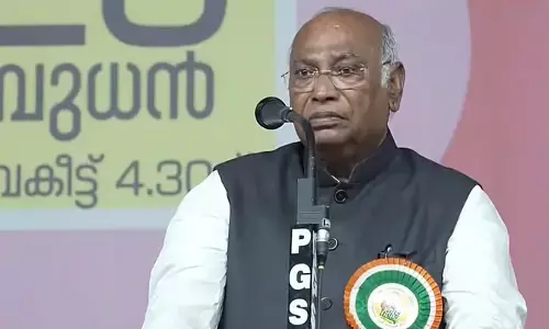 കോട്ടിട്ട നേതാവും മുണ്ടണിഞ്ഞ നേതാവും ഒരുപോലെ കള്ളം പറയുന്നു; സംസ്ഥാനത്ത് സിപിഎം ബിജെപി ഒത്തുകളി; തൊഴില്‍ വാഗ്ദാനങ്ങള്‍ നുണ; ബിജെപി അന്യഗ്രഹജീവികളെപ്പോലെ: മല്ലികാര്‍ജുന്‍ ഖാര്‍ഗെ യുഡിഎഫ് റാലിയില്‍