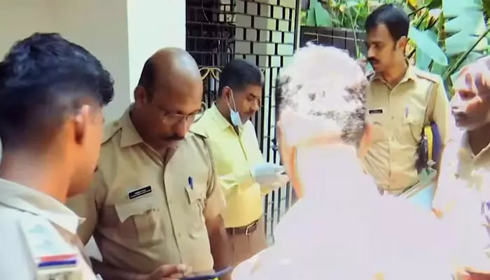 സൈബര് സെക്യൂരിറ്റി വിദഗ്ധന്റെ വീട്ടില് നിന്നും മോഷണം പോയത് 21 പവന് സ്വര്ണം; വീട്ടില് ആരുമില്ലാതിരുന്ന സമയത്ത് പൂട്ടുപൊളിച്ച് അകത്തു കയറി കള്ളന്മാര് സൈബര് സെക്യൂരിറ്റി വിദഗ്ധന്റെ വീട്ടില് നിന്നും മോഷണം പോയത് 21 പവന് സ്വര്ണം; വീട്ടില് ആരുമില്ലാതിരുന്ന സമയത്ത് പൂട്ടുപൊളിച്ച് അകത്തു കയറി കള്ളന്മാര്