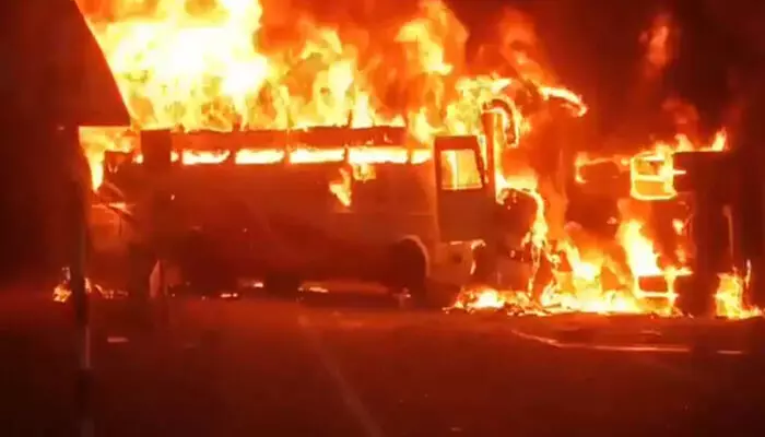 ആന്ധ്രപ്രദേശില് ടിപ്പര് ലോറി സ്വകാര്യബസുമായി കൂട്ടിയിടിച്ച് അപകടം; 12 മരണം ആന്ധ്രപ്രദേശില് ടിപ്പര് ലോറി സ്വകാര്യബസുമായി കൂട്ടിയിടിച്ച് അപകടം; 12 മരണം