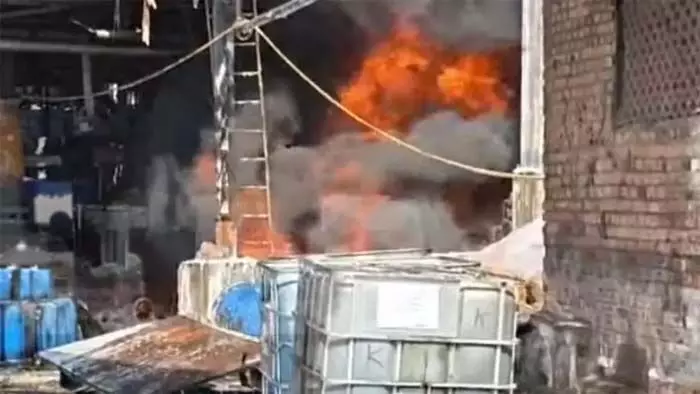 കൊച്ചി എടയാറില് വ്യവസായമേഖലയില് വന് തീപിടിത്തം; ഓയില് സൂക്ഷിച്ചിരുന്ന ടാങ്കില് തീപടര്ന്നു, ഒരു മരണം കൊച്ചി എടയാറില് വ്യവസായമേഖലയില് വന് തീപിടിത്തം; ഓയില് സൂക്ഷിച്ചിരുന്ന ടാങ്കില് തീപടര്ന്നു, ഒരു മരണം