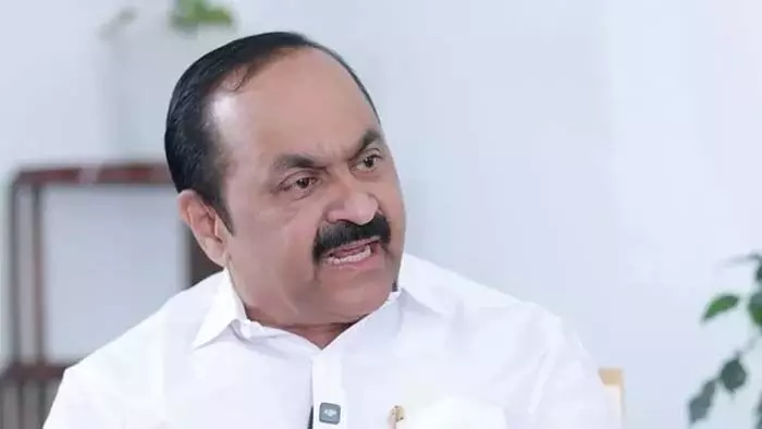 യു പ്രതിഭയെ അധിക്ഷേപിച്ച നേതാവിനെ മണിക്കൂറുകള്ക്കകം മുസ്ലിം ലീഗ് പുറത്താക്കി; രമ്യ ഹരിദാസിനെയും അച്ചു ഉമ്മനെയും അധിക്ഷേപിച്ചവര്ക്കെതിരെ സിപിഎം എന്ത് നടപടി എടുത്തു; പ്രതിഭയ്ക്കെതിരായ അധിക്ഷേപത്തില് വി.ഡി. സതീശന് യു പ്രതിഭയെ അധിക്ഷേപിച്ച നേതാവിനെ മണിക്കൂറുകള്ക്കകം മുസ്ലിം ലീഗ് പുറത്താക്കി; രമ്യ ഹരിദാസിനെയും അച്ചു ഉമ്മനെയും അധിക്ഷേപിച്ചവര്ക്കെതിരെ സിപിഎം എന്ത് നടപടി എടുത്തു; പ്രതിഭയ്ക്കെതിരായ അധിക്ഷേപത്തില് വി.ഡി. സതീശന്