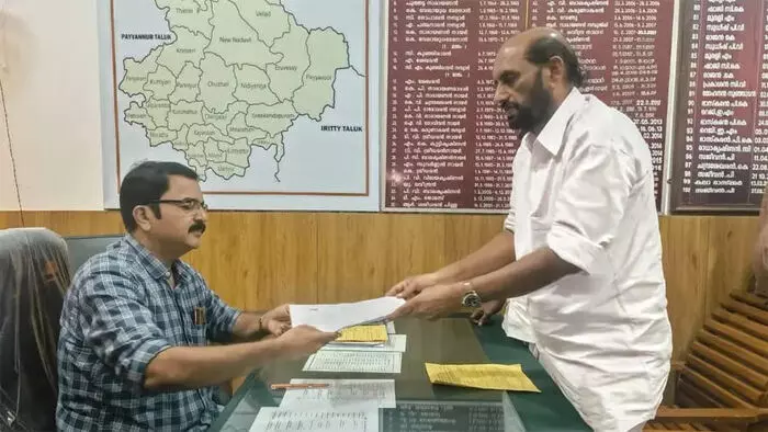 തളിപ്പറമ്പില് കോണ്ഗ്രസിനും വിമത സ്ഥാനാര്ത്ഥി; കൊയ്യം ജനാര്ദ്ദനന് പത്രിക പിന്വലിച്ചില്ല; പി കെ ശ്യാമളയുടെ സ്ഥാനാര്ഥിത്വത്തിലൂടെ വിവാദത്തിലായ തളിപ്പറമ്പില് ചതുഷ്കോണ മത്സരത്തിന് കളമൊരുങ്ങി തളിപ്പറമ്പില് കോണ്ഗ്രസിനും വിമത സ്ഥാനാര്ത്ഥി; കൊയ്യം ജനാര്ദ്ദനന് പത്രിക പിന്വലിച്ചില്ല; പി കെ ശ്യാമളയുടെ സ്ഥാനാര്ഥിത്വത്തിലൂടെ വിവാദത്തിലായ തളിപ്പറമ്പില് ചതുഷ്കോണ മത്സരത്തിന് കളമൊരുങ്ങി