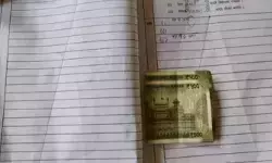 ഉത്തരക്കടലാസിനുള്ളിൽ തുന്നിവെച്ച നോട്ടുകളും അപേക്ഷയും; സംസ്കൃതം പാസാക്കാൻ 1000 രൂപയുടെ കൈക്കൂലി; 500 രൂപ നോട്ടുകൾ കണ്ട് അധ്യാപകർ ഞെട്ടി; ഒടുവിൽ സംഭവിച്ചത്