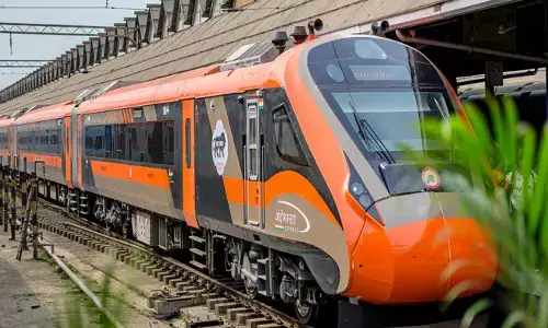 ഭക്ഷണത്തില്‍ പുഴുവിനെ കണ്ടെത്തിയ സംഭവം; ഐ.ആര്‍.സി.ടി.സിക്ക് പത്തു ലക്ഷം രൂപ പിഴയിട്ട് ഇന്ത്യന്‍ റെയില്‍വേ; കരാര്‍ കമ്പനിക്ക് 50 ലക്ഷം രൂപ പിഴ: കമ്പനിയുടെ കരാര്‍ റദ്ദാക്കാനും തീരുമാനം