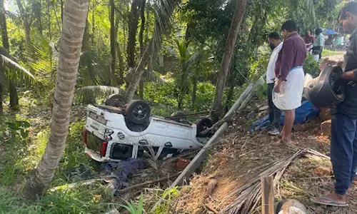 ഒരു ടിപ്പറിന് സൈഡ് നൽകവേ കേട്ടത് കാതടിപ്പിക്കുന്ന ശബ്ദം; നിയന്ത്രണം വിട്ട സ്കോർപിയോ നേരെ കുഴിയിലേക്ക് മറിഞ്ഞുവീണു; തിരുവല്ലയിൽ നടന്ന അപകടത്തിൽ മൂന്നുപേർക്ക് പരിക്ക്