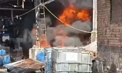 കൊച്ചി എടയാറില്‍ വ്യവസായമേഖലയില്‍ വന്‍ തീപിടിത്തം; ഓയില്‍ സൂക്ഷിച്ചിരുന്ന ടാങ്കില്‍ തീപടര്‍ന്നു, ഒരു മരണം