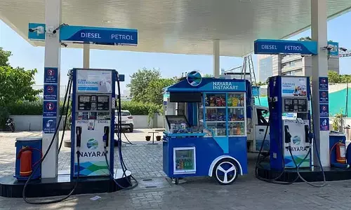 ക്രൂഡ് ഓയില്‍ പ്രതിസന്ധിയില്‍ അടുത്ത ഇരുട്ടടി! രാജ്യത്ത് പെട്രോളിന് 5.30 രൂപയും ഡീസലിന് 3 രൂപയും കൂട്ടി നയാര; ഇന്ത്യയിലെ ഏറ്റവും വലിയ സ്വകാര്യ ഇന്ധന റീട്ടെയിലര്‍മാരായ നയാര എനര്‍ജിയുടെ വഴിയില്‍ മറ്റുള്ളവരും നിരക്ക് ഉയര്‍ത്തിയേക്കും