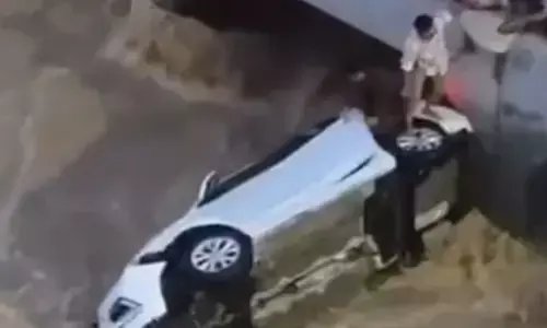 മിന്നൽ പ്രളയത്തിൽ അകപ്പെട്ട ആ കാർ; രക്ഷിക്കണേയെന്ന് അലറിവിളിച്ച രണ്ട് ഇന്ത്യക്കാർ; ഒന്നും നോക്കാതെ അവരെ രക്ഷിച്ച് പാക്കിസ്ഥാനി യുവാവ്