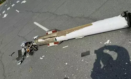 വ്യോമ പ്രതിരോധത്തിനിടെ അവശിഷ്ടങ്ങൾ ചിതറിത്തെറിച്ചു; അബുദാബിയിൽ ഇന്ത്യക്കാരൻ ഉൾപ്പെടെ രണ്ടു പേർ മരിച്ചു; വാഹനങ്ങൾക്കും നാശനഷ്ടം; വ്യാജവാർത്തകൾ പ്രചരിപ്പിക്കരുതെന്ന് മുന്നറിയിപ്പ്