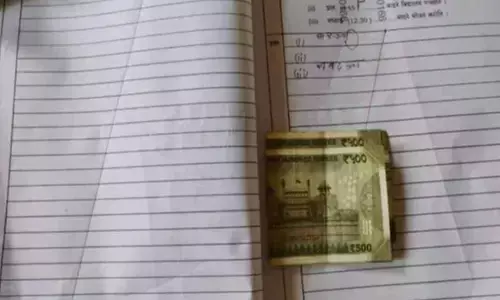 ഉത്തരക്കടലാസിനുള്ളിൽ തുന്നിവെച്ച നോട്ടുകളും അപേക്ഷയും; സംസ്കൃതം പാസാക്കാൻ 1000 രൂപയുടെ കൈക്കൂലി; 500 രൂപ നോട്ടുകൾ കണ്ട് അധ്യാപകർ ഞെട്ടി; ഒടുവിൽ സംഭവിച്ചത്