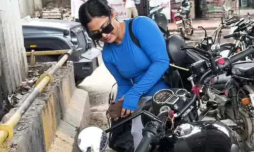 സ്കൂട്ടറിൽ തട്ടിയതിന് പകവീട്ടൽ; കല്ലുകൊണ്ട് ഇടിച്ച് ബുള്ളറ്റിന്റെ ടാങ്കും ഹെഡ്‌ലൈറ്റും തകർത്തു; വൈറലായി യുവതിയുടെ റോഡ് ഷോ; ഒടുവിൽ സ്റ്റേഷനിലെത്തിച്ചപ്പോൾ സംഭവിച്ചത്