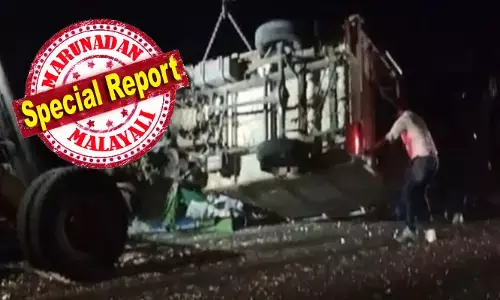 മധ്യപ്രദേശിൽ ബസ് ട്രക്കിലിടിച്ച് മറിഞ്ഞ് 10 മരണം; മരിച്ചവരിൽ കുട്ടിയും മൂന്ന് സ്ത്രീകളും; മുഖ്യമന്ത്രിയുടെ പരിപാടി കഴിഞ്ഞുള്ള മടക്കയാത്ര ദുരന്തമായി; 35 പേർക്ക് പരിക്ക്; മരിച്ചവരുടെ കുടുംബങ്ങൾക്ക് 4 ലക്ഷം; സർക്കാരിനെതിരെ ആഞ്ഞടിച്ച് പ്രതിപക്ഷം മധ്യപ്രദേശിൽ ബസ് ട്രക്കിലിടിച്ച് മറിഞ്ഞ് 10 മരണം; മരിച്ചവരിൽ കുട്ടിയും മൂന്ന് സ്ത്രീകളും; മുഖ്യമന്ത്രിയുടെ പരിപാടി കഴിഞ്ഞുള്ള മടക്കയാത്ര ദുരന്തമായി; 35 പേർക്ക് പരിക്ക്; മരിച്ചവരുടെ കുടുംബങ്ങൾക്ക് 4 ലക്ഷം; സർക്കാരിനെതിരെ ആഞ്ഞടിച്ച് പ്രതിപക്ഷം