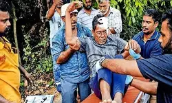 തലയ്ക്ക് ഗുരുതര പരിക്കേറ്റിട്ടും ഡിസ്ചാര്ജ് നല്കി വിട്ടു; വഴിയില് കുഴഞ്ഞു വീണ രോഗിയെ വീണ്ടും ആശുപത്രിയിലെത്തിച്ച് നാട്ടുകാര് തലയ്ക്ക് ഗുരുതര പരിക്കേറ്റിട്ടും ഡിസ്ചാര്ജ് നല്കി വിട്ടു; വഴിയില് കുഴഞ്ഞു വീണ രോഗിയെ വീണ്ടും ആശുപത്രിയിലെത്തിച്ച് നാട്ടുകാര്