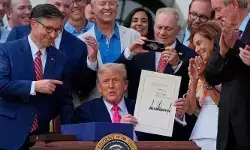 ഡോളര്‍ നോട്ടുകളില്‍ ഇനി ട്രംപിന്റെ ഒപ്പ്! അമേരിക്കന്‍ സാമ്പത്തിക ചരിത്രത്തില്‍ സമാനതകളില്ലാത്ത മാറ്റം; സിറ്റിങ് പ്രസിഡന്റിന്റെ ഒപ്പ് കറന്‍സിയില്‍ വരുന്നത് അമേരിക്കന്‍ ചരിത്രത്തില്‍ ഇത് ആദ്യം; 165 വര്‍ഷത്തെ പാരമ്പര്യത്തില്‍ നിന്ന് വഴിമാറ്റം; ട്രംപിന്റെ മുഖം ആലേഖനം ചെയ്ത സ്വര്‍ണനാണയങ്ങളും പുറത്തിറക്കും