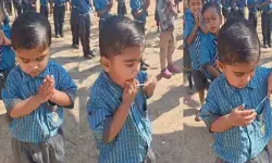 യൂണിഫോം ധരിച്ച് വരിയായി പ്രാർത്ഥനയോടെ നിൽക്കുന്ന കുരുന്നുകൾ; അതിനിടയിൽ കണ്ണടച്ച് നിന്ന ചെറുക്കന്റെ കുസൃതി; ചിരി പടർത്തി ചിത്രങ്ങൾ