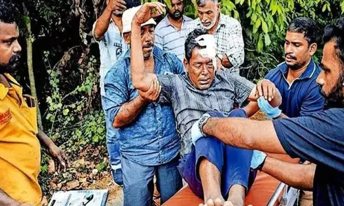 തലയ്ക്ക് ഗുരുതര പരിക്കേറ്റിട്ടും ഡിസ്ചാര്ജ് നല്കി വിട്ടു; വഴിയില് കുഴഞ്ഞു വീണ രോഗിയെ വീണ്ടും ആശുപത്രിയിലെത്തിച്ച് നാട്ടുകാര് തലയ്ക്ക് ഗുരുതര പരിക്കേറ്റിട്ടും ഡിസ്ചാര്ജ് നല്കി വിട്ടു; വഴിയില് കുഴഞ്ഞു വീണ രോഗിയെ വീണ്ടും ആശുപത്രിയിലെത്തിച്ച് നാട്ടുകാര്