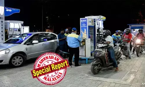 ഇന്ധന വിലവര്‍ധന തടയാന്‍ കേന്ദ്രത്തിന്റെ അടിയന്തര ഇടപെടല്‍; പെട്രോള്‍, ഡീസല്‍ എക്‌സൈസ് തീരുവ വെട്ടിക്കുറച്ച് കേന്ദ്രസര്‍ക്കാര്‍; ചില്ലറ വിപണിയില്‍ വില കുറയില്ല; കേന്ദ്രനീക്കം ക്രൂഡോയില്‍ വിലവര്‍ധനയുടെ ഭാരം ജനങ്ങളിലേക്ക് എത്താതിരിക്കാനും ഓയില്‍ മാര്‍ക്കറ്റിങ് കമ്പനികള്‍ക്ക് നിലവിലുണ്ടാകുന്ന നഷ്ടം നികത്താനും