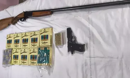 പാലക്കാട് റെയില്‍വേ സ്റ്റേഷനില്‍ വന്‍ ആയുധവേട്ട;  നാടന്‍ തോക്കുകളും വെടിയുണ്ടകളുമായി യുവാവ് പിടിയില്‍