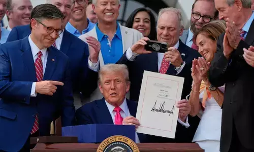 ഡോളര്‍ നോട്ടുകളില്‍ ഇനി ട്രംപിന്റെ ഒപ്പ്! അമേരിക്കന്‍ സാമ്പത്തിക ചരിത്രത്തില്‍ സമാനതകളില്ലാത്ത മാറ്റം; സിറ്റിങ് പ്രസിഡന്റിന്റെ ഒപ്പ് കറന്‍സിയില്‍ വരുന്നത് അമേരിക്കന്‍ ചരിത്രത്തില്‍ ഇത് ആദ്യം; 165 വര്‍ഷത്തെ പാരമ്പര്യത്തില്‍ നിന്ന് വഴിമാറ്റം; ട്രംപിന്റെ മുഖം ആലേഖനം ചെയ്ത സ്വര്‍ണനാണയങ്ങളും പുറത്തിറക്കും