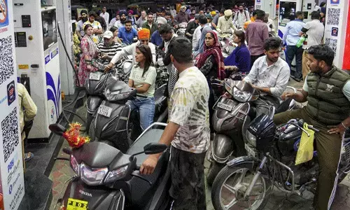 ലോക്ഡൗണ്‍ വരുമെന്ന് പറഞ്ഞ് പേടിപ്പിക്കേണ്ട! സോഷ്യല്‍ മീഡിയയിലെ തള്ളലുകള്‍ വിശ്വസിക്കരുത്; ഹോര്‍മുസ് കടലിടുക്ക് അടഞ്ഞാലും ഇന്ത്യ കുലുങ്ങില്ല; പമ്പുകളിലെ തിരക്ക് വെറുതെ; ഇന്ധനവും വാതകവും ആവശ്യം പോലെയെന്ന് കേന്ദ്രസര്‍ക്കാര്‍; അഭ്യൂഹങ്ങള്‍ തള്ളി ഹര്‍ദീപ് സിംഗ് പുരി; കരുതലായി ലക്ഷക്കണക്കിന് ടണ്‍ എണ്ണശേഖരം