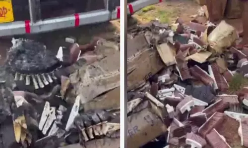 മലപ്പുറത്ത് കണ്ടെയ്നർ ലോറിക്ക് തീപിടിച്ചു; സ്ഥലത്ത് ഫയർഫോഴ്‌സ് പാഞ്ഞെത്തി; ലക്ഷങ്ങളുടെ നാശനഷ്ടം