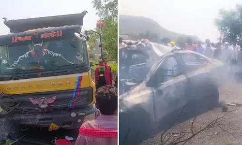 ലോറിയുമായി കൂട്ടിയിടിച്ചു, ഡോറുകൾ ലോക്ക് ആയി; പിന്നാലെ കാറിന് തീപിടിച്ചു; രക്ഷപ്പെടാനാകാതെ കാറിനുള്ളിൽ കുടുങ്ങിയ അമ്മയും മകനും വെന്തുമരിച്ചു