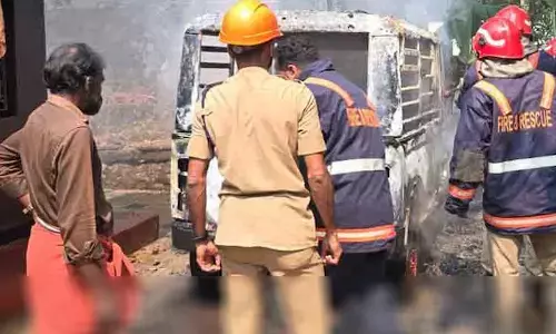 വീട്ടുമുറ്റത്തു നിര്‍ത്തിയിട്ടിരുന്ന സ്‌കൂള്‍ വാന്‍ കത്തിനശിച്ചു