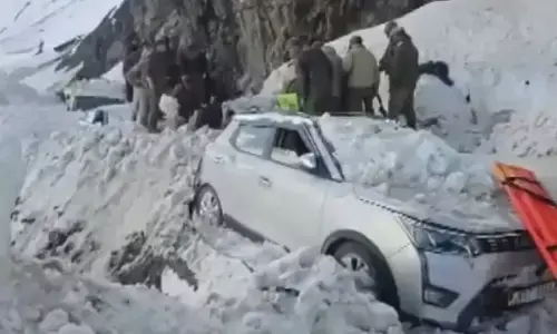 ലഡാക്കിലെ സോജി ലാ പാസില്‍ ഹിമപാതം; ജമ്മുകശ്മീരില്‍ ഏഴ് മരണം;  നിരവധി പേര്‍ക്ക് പരിക്ക്; ശ്രീനഗര്‍-ലേ ഹൈവേ അടച്ചു