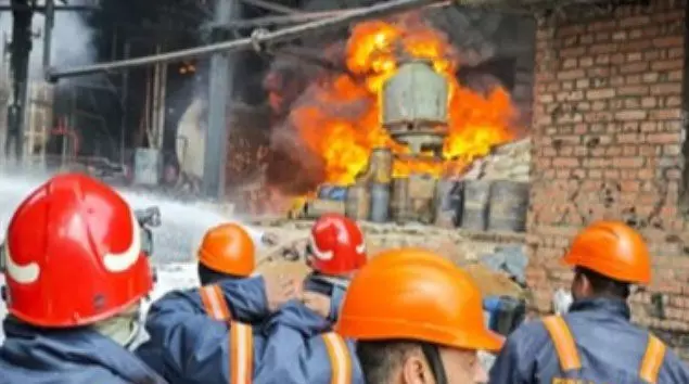 എടയാറിലെ തീപിടിത്തം: ലൂബ്രിക്കന്റ്സ് പ്ലാന്റില് സുരക്ഷാവീഴ്ച; അടച്ചിടാന് നിര്ദേശിച്ച പ്ലാന്റ് പ്രവര്ത്തിപ്പിച്ചു, കേസെടുക്കാന് സാധ്യത എടയാറിലെ തീപിടിത്തം: ലൂബ്രിക്കന്റ്സ് പ്ലാന്റില് സുരക്ഷാവീഴ്ച; അടച്ചിടാന് നിര്ദേശിച്ച പ്ലാന്റ് പ്രവര്ത്തിപ്പിച്ചു, കേസെടുക്കാന് സാധ്യത