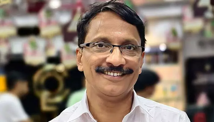 പോറ്റിയേ കേറ്റിയേ പാരഡി ഗാനം പാടി; യുഡിഎഫ് സ്ഥാനാര്ത്ഥിക്ക് എതിരെ തെരഞ്ഞെടുപ്പ് കമ്മീഷന് പരാതി; ചട്ടലംഘനമില്ല, ഇനിയും പാടുമെന്ന് പഴകുളം മധു പോറ്റിയേ കേറ്റിയേ പാരഡി ഗാനം പാടി; യുഡിഎഫ് സ്ഥാനാര്ത്ഥിക്ക് എതിരെ തെരഞ്ഞെടുപ്പ് കമ്മീഷന് പരാതി; ചട്ടലംഘനമില്ല, ഇനിയും പാടുമെന്ന് പഴകുളം മധു