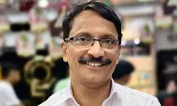 പോറ്റിയേ കേറ്റിയേ പാരഡി ഗാനം പാടി; യുഡിഎഫ് സ്ഥാനാര്‍ത്ഥിക്ക് എതിരെ തെരഞ്ഞെടുപ്പ് കമ്മീഷന് പരാതി; ചട്ടലംഘനമില്ല, ഇനിയും പാടുമെന്ന് പഴകുളം മധു