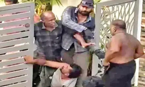 പുരയിടത്തിൽ കയറിയെന്നാരോപിച്ച് ആൾക്കൂട്ടാക്രമണം; അരൂരിൽ യുവാവിനെ വലിച്ചിഴച്ചു കൊണ്ടുപോയി മർദ്ദിച്ചു; നാലുപേർ പിടിയിൽ