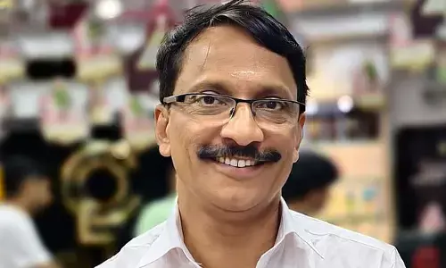 പോറ്റിയേ കേറ്റിയേ പാരഡി ഗാനം പാടി; യുഡിഎഫ് സ്ഥാനാര്‍ത്ഥിക്ക് എതിരെ തെരഞ്ഞെടുപ്പ് കമ്മീഷന് പരാതി; ചട്ടലംഘനമില്ല, ഇനിയും പാടുമെന്ന് പഴകുളം മധു