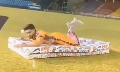 കണ്ടോ മെത്ത കമ്പനിക്ക് പോലും കാര്യം മനസ്സിലായി..;  ഗ്രൗണ്ടില്‍ മെത്ത വിരിച്ച് ഡൈവ് ചെയ്തിട്ടും ക്യാച്ച് കൈവിട്ട് ബാബര്‍ അസം; പരസ്യഷൂട്ടില്‍നിന്നുള്ള വിഡിയോ വൈറലായതോടെ ട്രോള്‍മഴ; പരിഹാസവുമായി ആരാധകര്‍