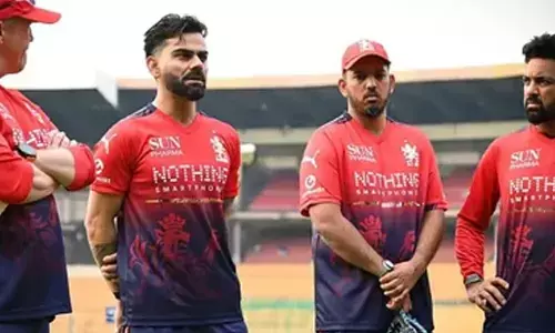 തിക്കിലും തിരക്കിലും പെട്ട് ജീവന്‍ നഷ്ടപ്പെട്ട ആരാധകര്‍ക്ക് സ്മരണാഞ്ജലി; ചിന്നസ്വാമി സ്റ്റേഡിയത്തില്‍ ഹൈദരാബാദിനെതിരെ ആര്‍സിബി ഇറങ്ങുക കറുത്ത ആം ബാന്‍ഡ് ധരിച്ച്;  11 സീറ്റുകള്‍ ഒഴിച്ചിടും