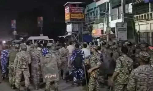 ഉച്ചത്തിൽ പാട്ട്‌വെച്ചതും കല്ലേറ് തുടങ്ങി; കടകൾ അടക്കം അടിച്ചുതകർത്തു; പോലീസിന് പോലും നിയന്ത്രിക്കാൻ പറ്റാത്ത അവസ്ഥ; മുർഷിദാബാദിൽ ഘോഷയാത്രയ്ക്കിടെ വൻ സംഘർഷം