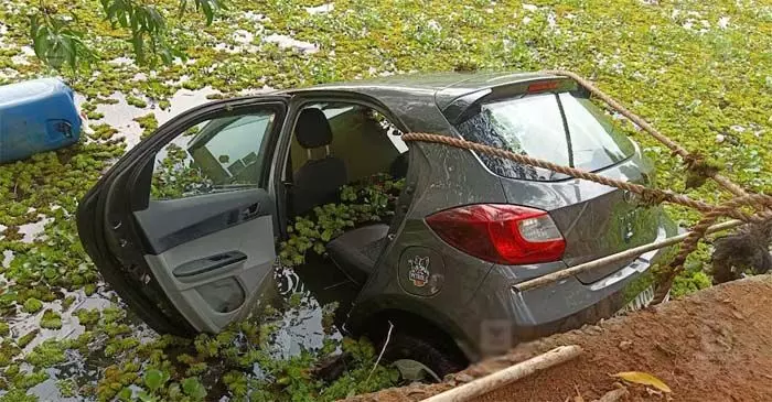 പുതുപ്പള്ളിയില് കാര് നിയന്ത്രണം വിട്ട് തോട്ടിലേക്ക് മറിഞ്ഞു; ഒരു മരണം; രണ്ടു പേരെ സമീപവാസികള് രക്ഷപ്പെടുത്തി പുതുപ്പള്ളിയില് കാര് നിയന്ത്രണം വിട്ട് തോട്ടിലേക്ക് മറിഞ്ഞു; ഒരു മരണം; രണ്ടു പേരെ സമീപവാസികള് രക്ഷപ്പെടുത്തി