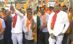 സുരക്ഷാ ഉദ്യോഗസ്ഥന്റെ തോക്ക് വാങ്ങി ആകാശത്തേക്ക് വെടിവെച്ച് എംഎൽഎ; രാമനവമി ആഘോഷത്തിൽ സുരക്ഷാ വീഴ്ച; നഗരങ്ങളിൽ ബൈക്ക് സ്റ്റണ്ടും സംഘർഷവും