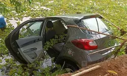 പുതുപ്പള്ളിയില്‍ കാര്‍ നിയന്ത്രണം വിട്ട് തോട്ടിലേക്ക് മറിഞ്ഞു; ഒരു മരണം; രണ്ടു പേരെ സമീപവാസികള്‍ രക്ഷപ്പെടുത്തി