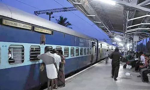 തീവണ്ടി യാത്രയ്ക്കിടെ ഫോണ് നഷ്ടമായാല് പോലീസ് സ്റ്റേഷനില് പോകണ്ട; ഡിജിറ്റലായി പരാതി നല്കാം തീവണ്ടി യാത്രയ്ക്കിടെ ഫോണ് നഷ്ടമായാല് പോലീസ് സ്റ്റേഷനില് പോകണ്ട; ഡിജിറ്റലായി പരാതി നല്കാം