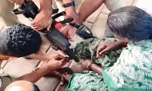 ഭാര്യ അമിത മദ്യപാനി;  ഫിറ്റായാല്‍ വിവസ്ത്രയായി പുറത്തേക്കിറങ്ങും; ചങ്ങലയിട്ട് പൂട്ടി ഭര്‍ത്താവ്: രക്ഷിച്ച് പോലിസും അഗ്നിരക്ഷാസേനയും