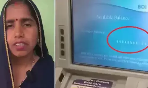 ബാലൻസ് പരിശോധിച്ചപ്പോൾ സ്ക്രീനിൽ തെളിഞ്ഞ അക്കങ്ങൾ കണ്ട് വീട്ടമ്മ ഞെട്ടി; അക്കൗണ്ടിൽ വന്നത് 10 കോടി രൂപ; വീഡിയോ വൈറലായതോടെ ബാങ്ക് അധികൃതരും രംഗത്തെത്തി; സംഭവം ഇങ്ങനെ