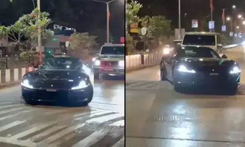 ഫെരാരിയുമായി മുംബൈയില്‍ കറങ്ങാനിറങ്ങി; ഗ്രൗണ്ട് ക്ലിയറന്‍സ് കുറവായതിനാല്‍ സ്പീഡ് ബ്രേക്കര്‍ മറികടക്കാന്‍ പാടുപെട്ട് ഹാര്‍ദിക്ക്; റോഡിന് കുറുകെ ഓടിച്ച് സാഹസിക നീക്കം; ദൃശ്യങ്ങള്‍ വൈറലാകുന്നു