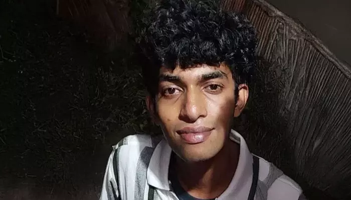 കോട്ടയത്ത് കാര് നിയന്ത്രണം വിട്ട് ലോറിയിലേക്ക് ഇടിച്ചു കയറി; യുവാവിന് ദാരുണാന്ത്യം കോട്ടയത്ത് കാര് നിയന്ത്രണം വിട്ട് ലോറിയിലേക്ക് ഇടിച്ചു കയറി; യുവാവിന് ദാരുണാന്ത്യം