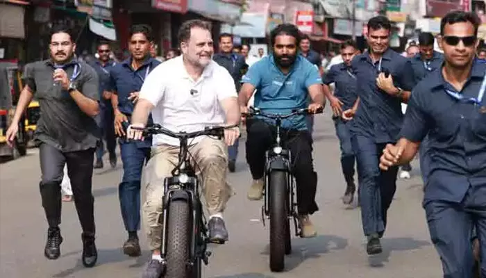സാധാരണക്കാരനായ വോട്ടര്മാരെ നേരിട്ട് കണ്ട് സൈക്കിള് യാത്ര; ഉമ്മന് ചാണ്ടിയുടെ ജനകീയ ശൈലി പിന്പറ്റിയ ചാണ്ടി ഉമ്മനൊപ്പം രാഹുല് ഗാന്ധിയും; പുതുപ്പള്ളിയെ ഇളക്കിമറിച്ച് വ്യത്യസ്തമായ പ്രചാരണം; വഴിയോരങ്ങളില് ജനസാഗരം; ദൃശ്യങ്ങള് സാമൂഹ്യ മാധ്യമങ്ങളില് പ്രചരിച്ചതോടെ സൈക്കിള് പൊളിറ്റിക്സ് ദേശീയ ശ്രദ്ധയില് സാധാരണക്കാരനായ വോട്ടര്മാരെ നേരിട്ട് കണ്ട് സൈക്കിള് യാത്ര; ഉമ്മന് ചാണ്ടിയുടെ ജനകീയ ശൈലി പിന്പറ്റിയ ചാണ്ടി ഉമ്മനൊപ്പം രാഹുല് ഗാന്ധിയും; പുതുപ്പള്ളിയെ ഇളക്കിമറിച്ച് വ്യത്യസ്തമായ പ്രചാരണം; വഴിയോരങ്ങളില് ജനസാഗരം; ദൃശ്യങ്ങള് സാമൂഹ്യ മാധ്യമങ്ങളില് പ്രചരിച്ചതോടെ സൈക്കിള് പൊളിറ്റിക്സ് ദേശീയ ശ്രദ്ധയില്