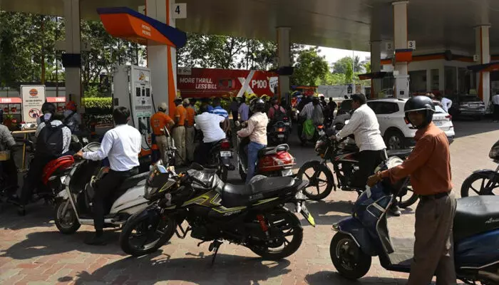രാജ്യത്ത് ഇന്ധന പ്രതിസന്ധിയില്ല, ആവശ്യത്തിന് സ്റ്റോക്കുണ്ട്; അനാവശ്യ പരിഭ്രാന്തി ഒഴിവാക്കണമെന്ന് കേന്ദ്രസര്ക്കാര് രാജ്യത്ത് ഇന്ധന പ്രതിസന്ധിയില്ല, ആവശ്യത്തിന് സ്റ്റോക്കുണ്ട്; അനാവശ്യ പരിഭ്രാന്തി ഒഴിവാക്കണമെന്ന് കേന്ദ്രസര്ക്കാര്