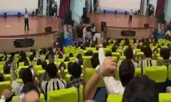 പരിപാടി കാണാൻ ആവേശത്തോടെ ഇരുന്ന വിദ്യാർത്ഥികൾ; അതിനിടയിൽ ഒരു പ്രഫസറുടെ വരവിൽ ഹാൾ മുഴുവൻ ഇളകിമറിയുന്ന കാഴ്ച; ചർച്ചയാക്കി സോഷ്യൽ മീഡിയ പരിപാടി കാണാൻ ആവേശത്തോടെ ഇരുന്ന വിദ്യാർത്ഥികൾ; അതിനിടയിൽ ഒരു പ്രഫസറുടെ വരവിൽ ഹാൾ മുഴുവൻ ഇളകിമറിയുന്ന കാഴ്ച; ചർച്ചയാക്കി സോഷ്യൽ മീഡിയ