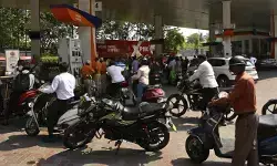 രാജ്യത്ത് ഇന്ധന പ്രതിസന്ധിയില്ല, ആവശ്യത്തിന് സ്റ്റോക്കുണ്ട്; അനാവശ്യ പരിഭ്രാന്തി ഒഴിവാക്കണമെന്ന് കേന്ദ്രസര്ക്കാര് രാജ്യത്ത് ഇന്ധന പ്രതിസന്ധിയില്ല, ആവശ്യത്തിന് സ്റ്റോക്കുണ്ട്; അനാവശ്യ പരിഭ്രാന്തി ഒഴിവാക്കണമെന്ന് കേന്ദ്രസര്ക്കാര്