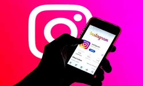 നാല് കുട്ടികളുടെ അമ്മയായ യുവതി ഇന്‍സ്റ്റഗ്രാമിലൂടെ പരിചയപ്പെട്ട യുവാവിനൊപ്പം ഒളിച്ചോടി; മക്കളുടെ കരച്ചില്‍ മനസ്സലിയിച്ചതോടെ തിരികെ എത്തി നാല്‍പ്പതുകാരി